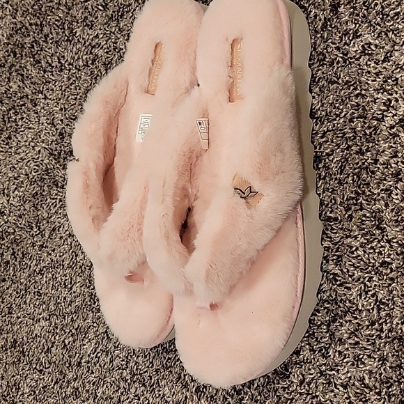 NWT Pink Koolaburra fuzzy sandels/slippers - Picture 3 of 4